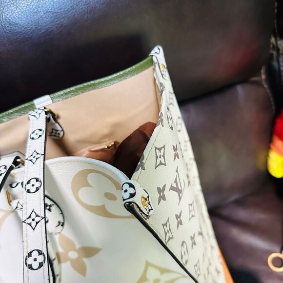 Louis Vuitton Onthego GM Khaki and Beige Bicolor LIMITED EDITION - Picture 10 of 16